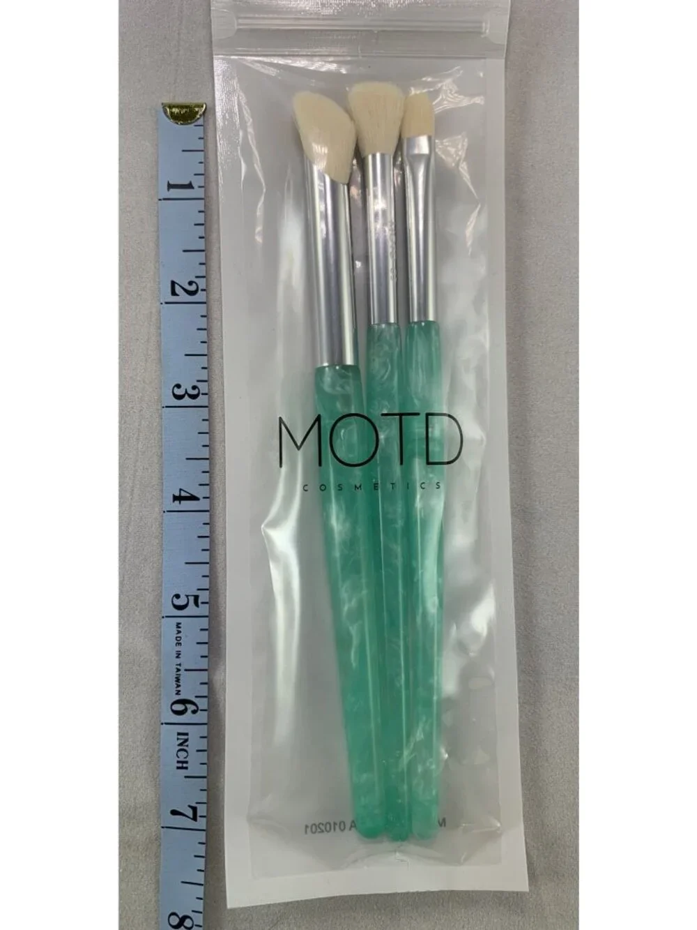 MOTD Cosmetics Makeup Brush 3-Piece Set Aqua Handles BONUS Yellow Wave Pouch